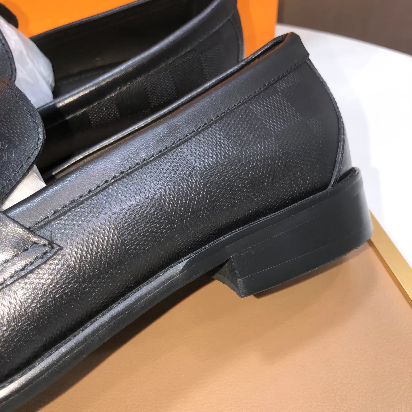 Men's men's shoes💰540💰[LV] (original single cowhide lining)🍀LV's latest genuine leather business suit shoes are available on the official website at the same time. The first-layer cowhide imported from Italy is made of heavy gold, and the official website has a 1:1 rubber outsole. Versatile to wear, high-end without losing class, and the color combination is extraordinary. This four-season style is alluring when worn on your feet, showing off your big-name flair. Standard code 38-45 (45 customized)